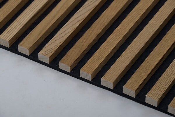 Panneau acoustique finition chêne en bois fond noir, 120x60 cm